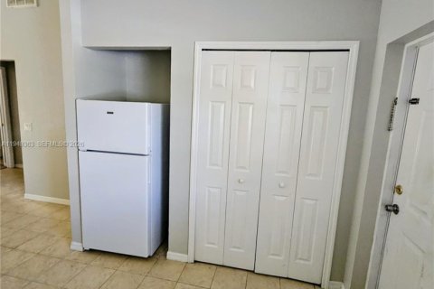 Immobilier commercial à vendre à Lehigh Acres, Floride: 179.12 m2 № 2005706 - photo 9