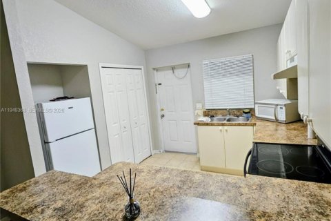 Immobilier commercial à vendre à Lehigh Acres, Floride: 179.12 m2 № 2005706 - photo 11