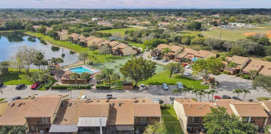 Adosado en Davie, Florida 2 dormitorios, 123.19 m2 № 2035542