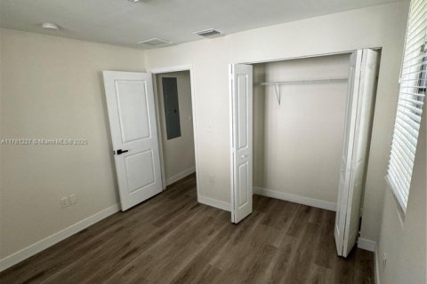 House in Miami, Florida 4 bedrooms, 164.99 sq.m. № 1874514 - photo 13