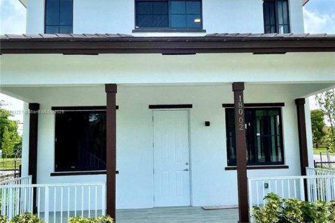 House in Miami, Florida 4 bedrooms, 164.99 sq.m. № 1874514 - photo 2