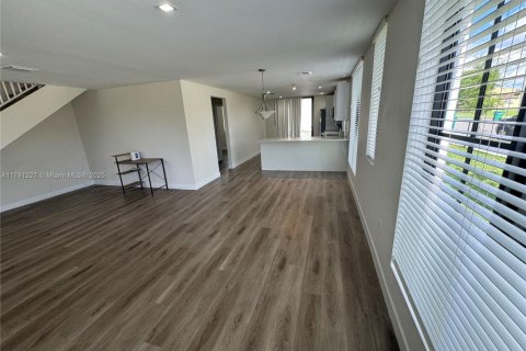 House in Miami, Florida 4 bedrooms, 164.99 sq.m. № 1874514 - photo 7