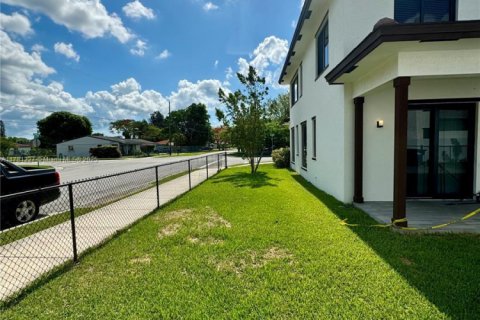 House in Miami, Florida 4 bedrooms, 164.99 sq.m. № 1874514 - photo 4