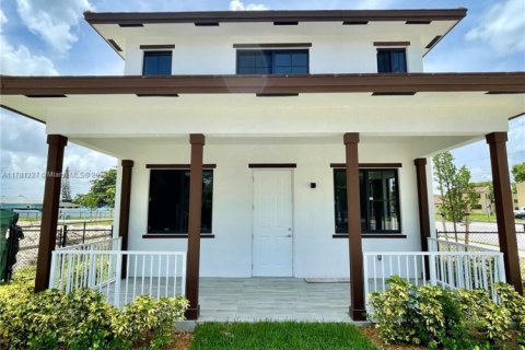 House in Miami, Florida 4 bedrooms, 164.99 sq.m. № 1874514 - photo 1