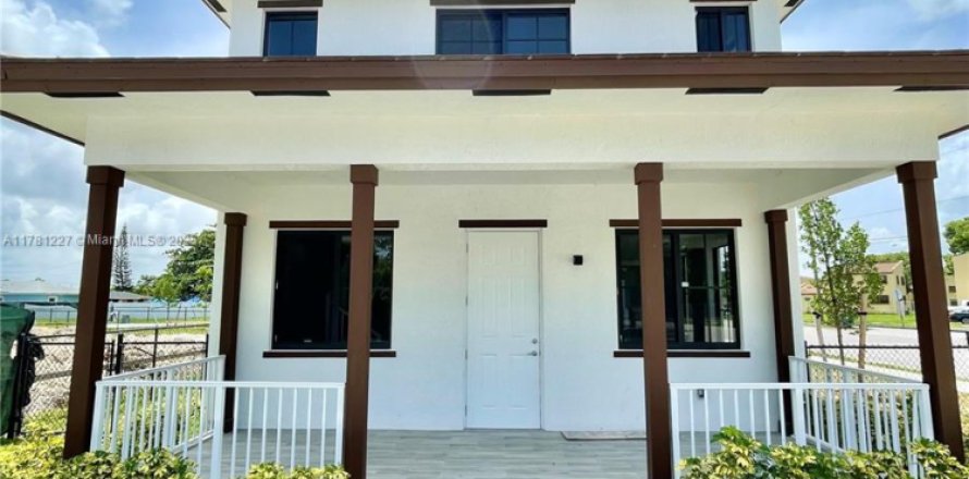 House in Miami, Florida 4 bedrooms, 164.99 sq.m. № 1874514