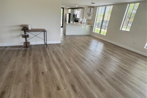 House in Miami, Florida 4 bedrooms, 164.99 sq.m. № 1874514 - photo 8