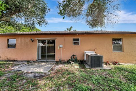House in Stuart, Florida 3 bedrooms, 130.16 sq.m. № 1129330 - photo 1
