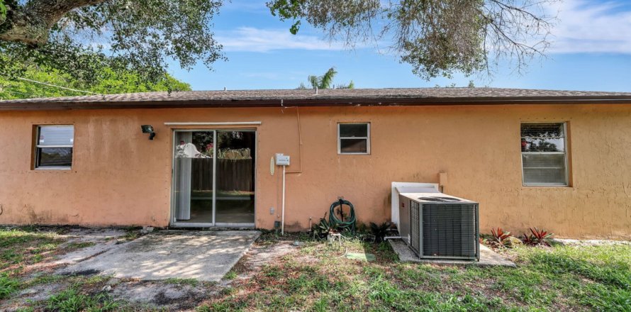 House in Stuart, Florida 3 bedrooms, 130.16 sq.m. № 1129330