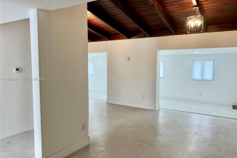 Купить виллу или дом в Майами-Гарденс, Флорида 4 спальни, 189.99м2, № 2009241 - фото 10