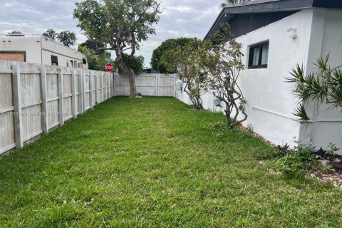 Купить виллу или дом в Майами-Гарденс, Флорида 4 спальни, 189.99м2, № 2009241 - фото 27