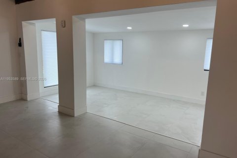 Купить виллу или дом в Майами-Гарденс, Флорида 4 спальни, 189.99м2, № 2009241 - фото 19