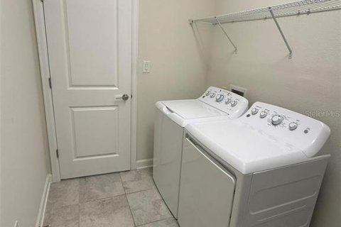 Townhouse in Winter Garden, Florida 3 bedrooms, 141.03 sq.m. № 2201977 - photo 13