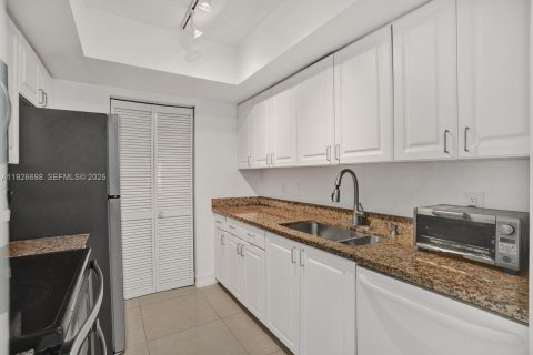 Condo in Miami Beach, Florida, 1 bedroom № 2039675 - photo 14