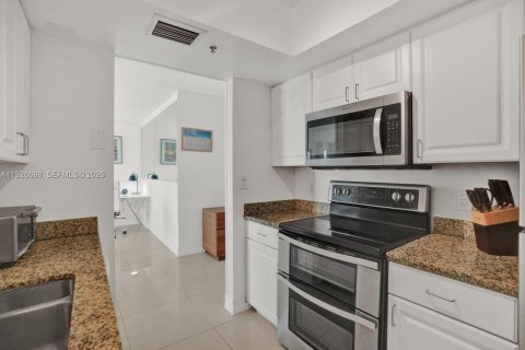 Condo in Miami Beach, Florida, 1 bedroom № 2039675 - photo 15