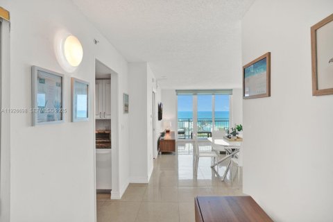 Condo in Miami Beach, Florida, 1 bedroom № 2039675 - photo 30