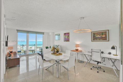 Condo in Miami Beach, Florida, 1 bedroom № 2039675 - photo 25