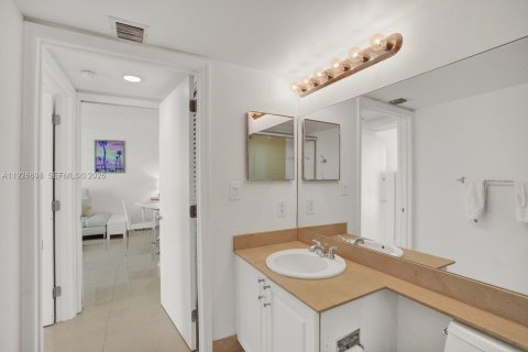 Condo in Miami Beach, Florida, 1 bedroom № 2039675 - photo 20
