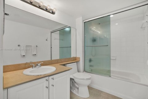 Condo in Miami Beach, Florida, 1 bedroom № 2039675 - photo 18
