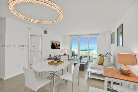 Condo in Miami Beach, Florida, 1 bedroom № 2039675 - photo 12