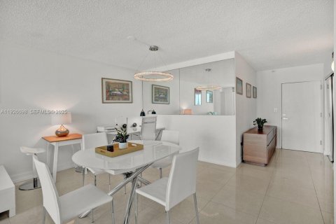 Condo in Miami Beach, Florida, 1 bedroom № 2039675 - photo 26