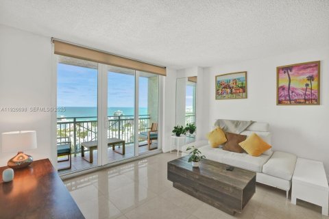 Condo in Miami Beach, Florida, 1 bedroom № 2039675 - photo 2
