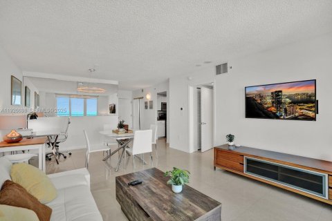 Condo in Miami Beach, Florida, 1 bedroom № 2039675 - photo 21