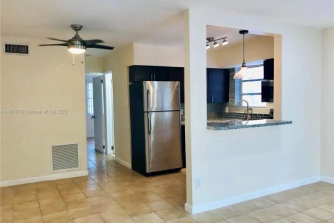 Apartamento en alquiler en Miami, Florida, 1 dormitorio, 74.32 m2 № 1954794 - foto 2