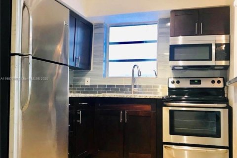 Apartamento en alquiler en Miami, Florida, 1 dormitorio, 74.32 m2 № 1954794 - foto 4