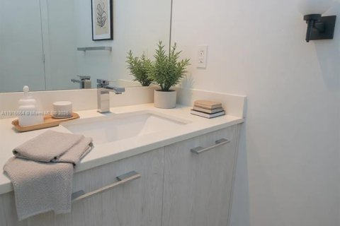 Condo in Miami, Florida, 1 bedroom  № 2016450 - photo 28