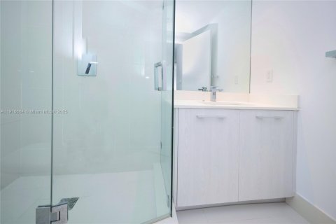 Condo in Miami, Florida, 1 bedroom  № 2016450 - photo 25