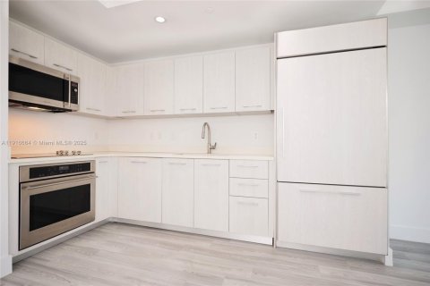 Condo in Miami, Florida, 1 bedroom  № 2016450 - photo 6