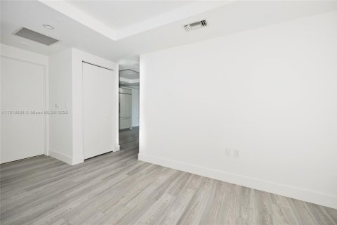 Condo in Miami, Florida, 1 bedroom  № 2016450 - photo 17