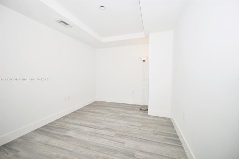 Condo in Miami, Florida, 1 bedroom  № 2016450 - photo 24