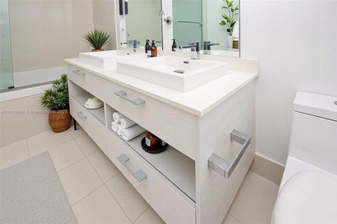 Condo in Miami, Florida, 1 bedroom  № 2016450 - photo 19