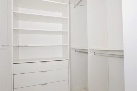 Condo in Miami, Florida, 1 bedroom  № 2016450 - photo 21