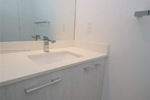 Condo in Miami, Florida, 1 bedroom  № 2016450 - photo 29
