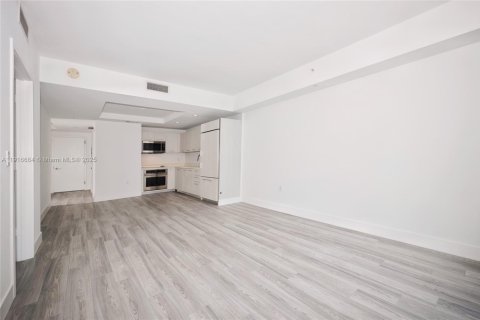 Condo in Miami, Florida, 1 bedroom  № 2016450 - photo 2