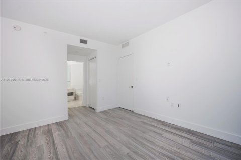 Condo in Miami, Florida, 1 bedroom  № 2016450 - photo 16