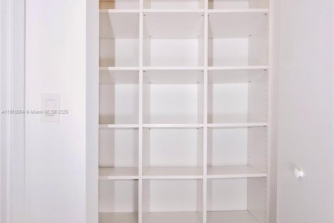 Condo in Miami, Florida, 1 bedroom  № 2016450 - photo 22