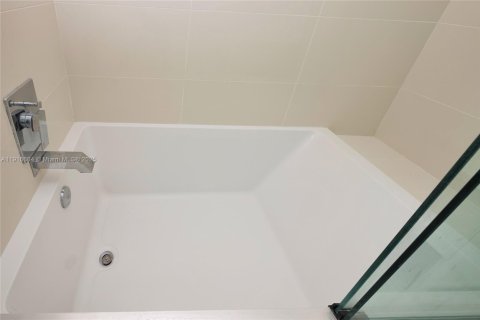 Condo in Miami, Florida, 1 bedroom  № 2016450 - photo 23