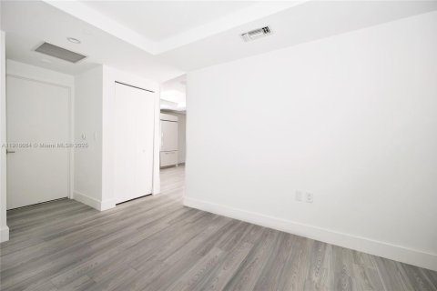 Condo in Miami, Florida, 1 bedroom  № 2016450 - photo 5