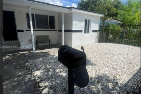 Casa en venta en Miami, Florida, 4 dormitorios, 128.95 m2 № 1982387 - foto 2