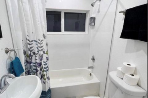 Casa en venta en Miami, Florida, 4 dormitorios, 128.95 m2 № 1982387 - foto 13