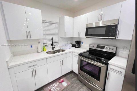 Casa en venta en Miami, Florida, 4 dormitorios, 128.95 m2 № 1982387 - foto 3