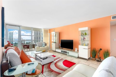 Copropriété à vendre à Sunny Isles Beach, Floride: 2 chambres, 119.47 m2 № 1999644 - photo 2