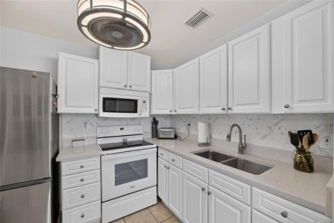 Condo in Sun City Center, Florida, 1 bedroom № 2156766 - photo 13