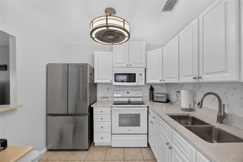 Condo in Sun City Center, Florida, 1 bedroom № 2156766 - photo 12