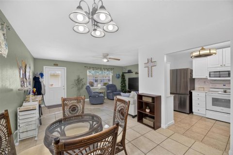 Condo in Sun City Center, Florida, 1 bedroom № 2156766 - photo 11