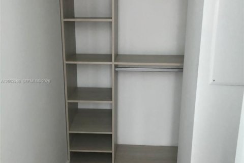 Condo in Miami, Florida, 1 bedroom  № 2068124 - photo 4