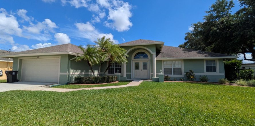House in Port St. Lucie, Florida 4 bedrooms, 218.23 sq.m. № 2086746